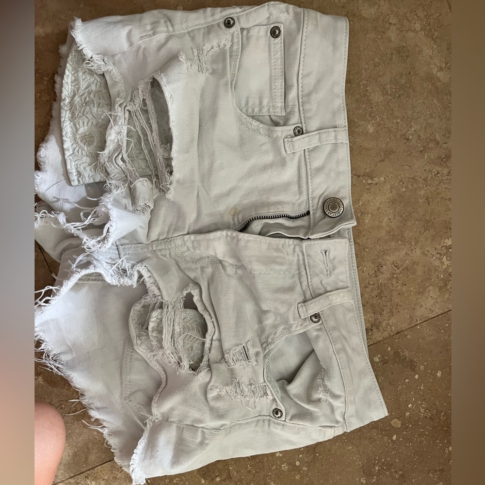 American eagle women’s size 6 white ripped jean shorts